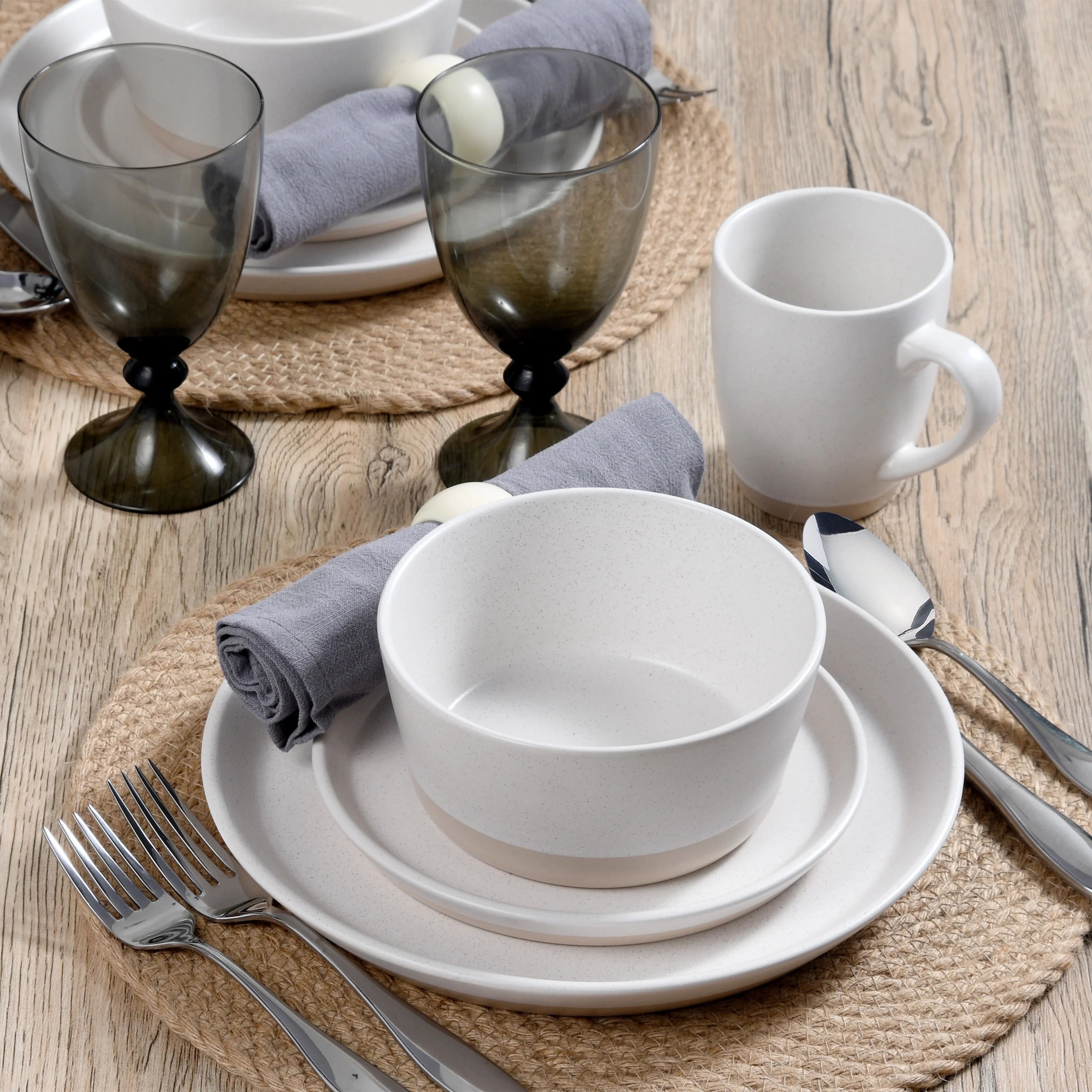 16-Piece Stoneware Dinnerware Set C46180