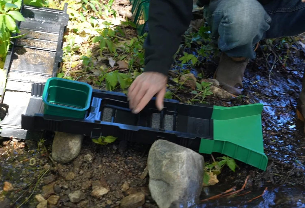 Compact Gold Panning Kit with Sluice Box and Sifting Pans R339